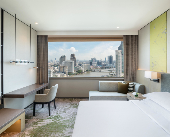 Premium Zimmer mit Kingsize-Bett, Schreibtisch, Sofa und Stadtblick